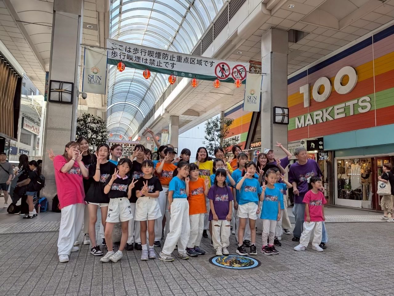 商店街のイベントに出演したキッズクラスのメンバー