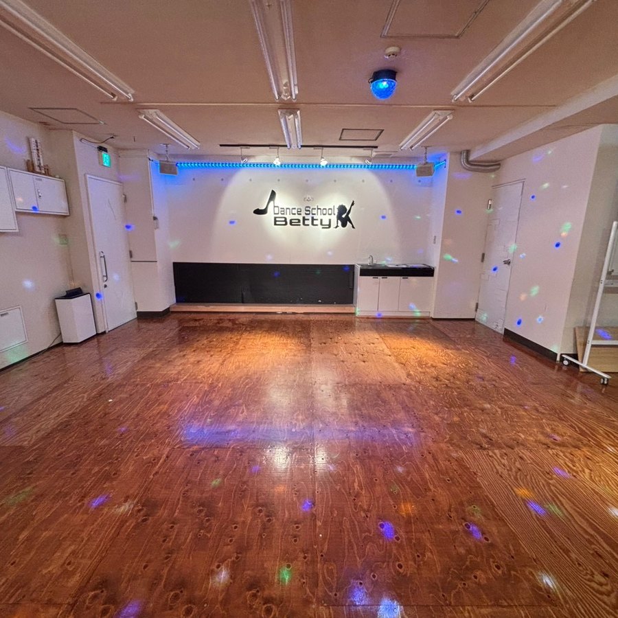鏡張りのダンスフロア（正面）