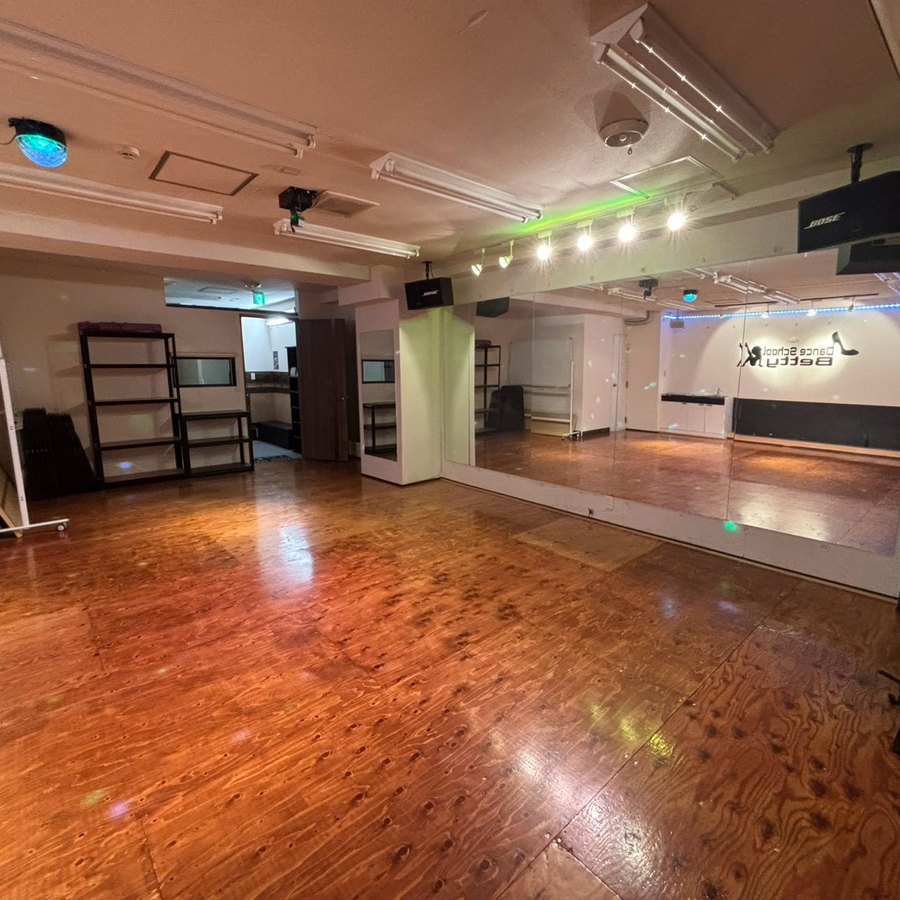 ダンスフロアと壁面の備品棚